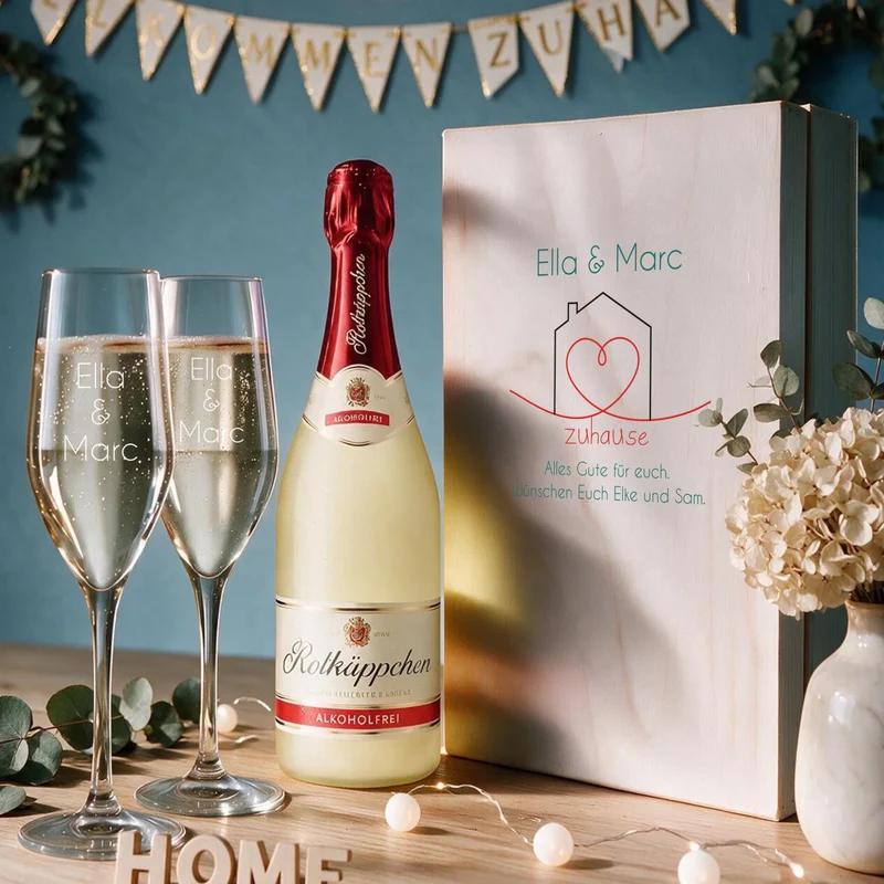 Bedrucktes Sekt Geschenk zum Einzug mit gravierten Gläser und bedruckter Kiste