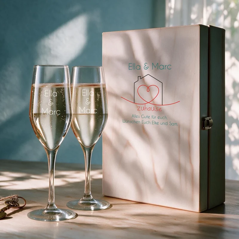 Bedrucktes Sekt Geschenk zum Einzug mit gravierten Gläser und bedruckter Kiste