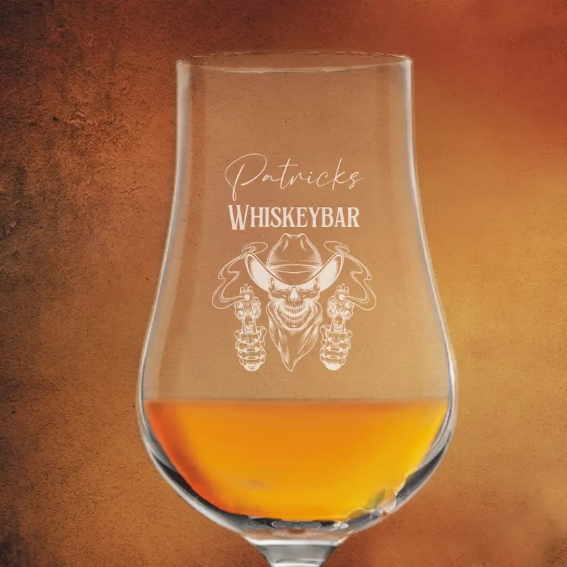 Graviertes Whiskyglas Stölzle mit Stiel und Totenkopf