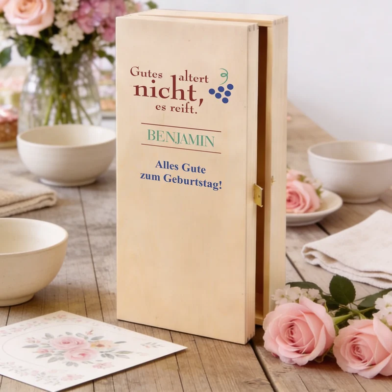 Individuelles Bree-Weinset zum Geburtstag mit bedruckter Holzkiste und graviertem Glas