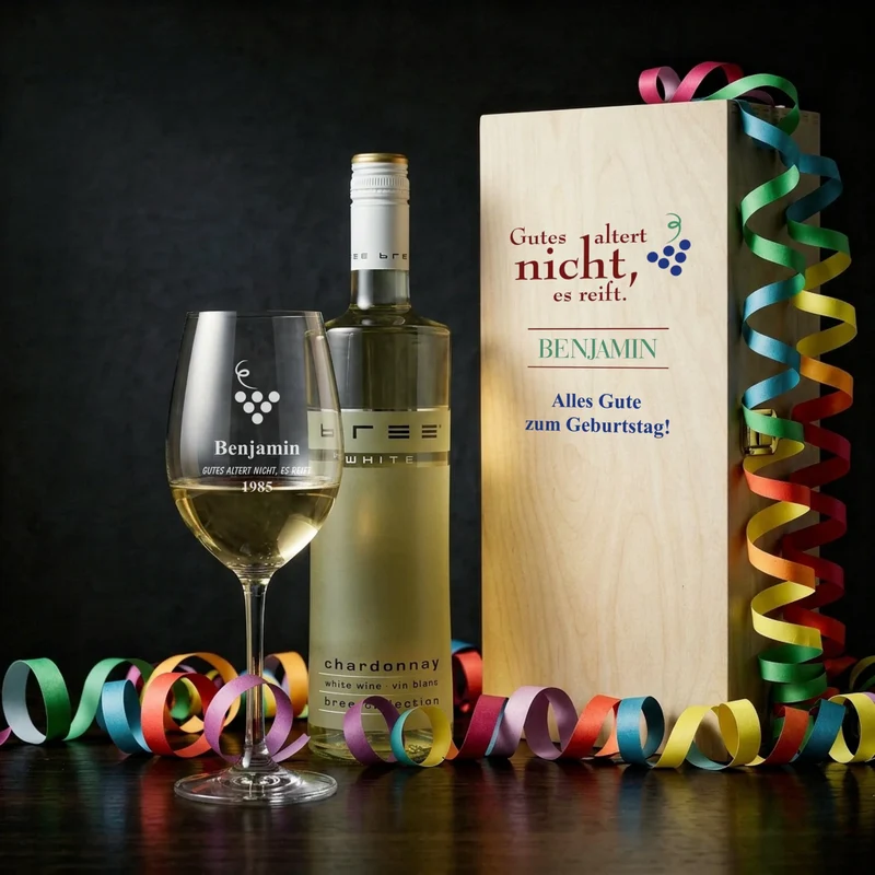 Individuelles Bree-Weinset zum Geburtstag mit bedruckter Holzkiste und graviertem Glas