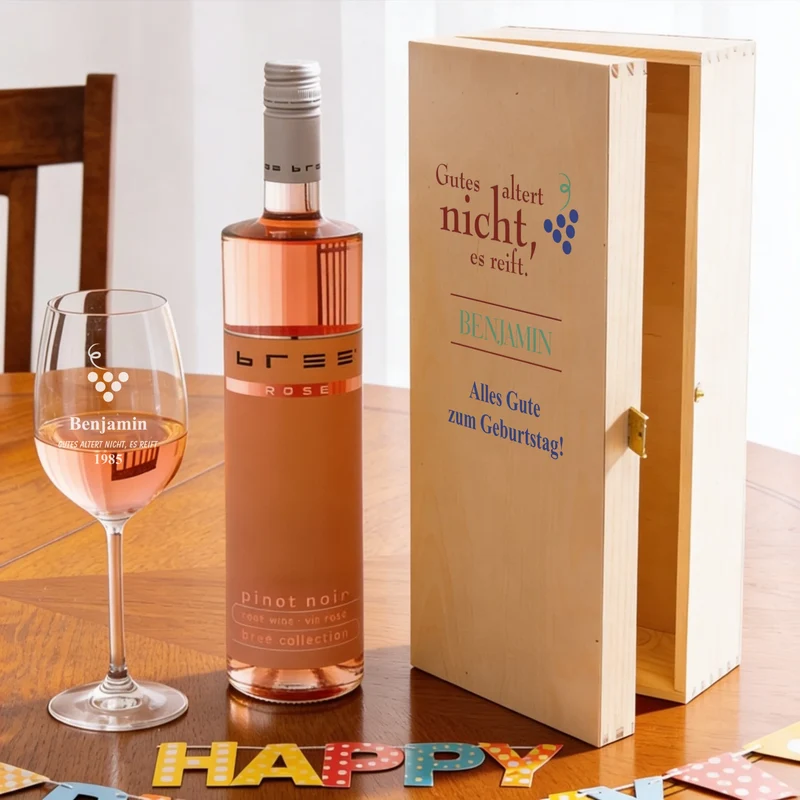 Individuelles Bree-Weinset zum Geburtstag mit bedruckter Holzkiste und graviertem Glas