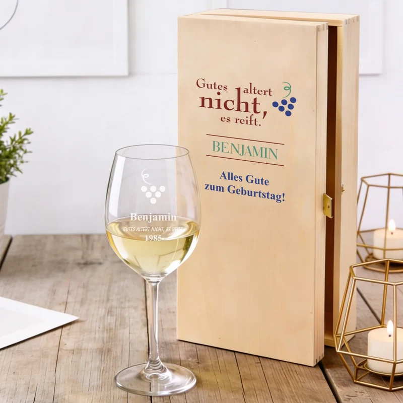 Individuelles Bree-Weinset zum Geburtstag mit bedruckter Holzkiste und graviertem Glas