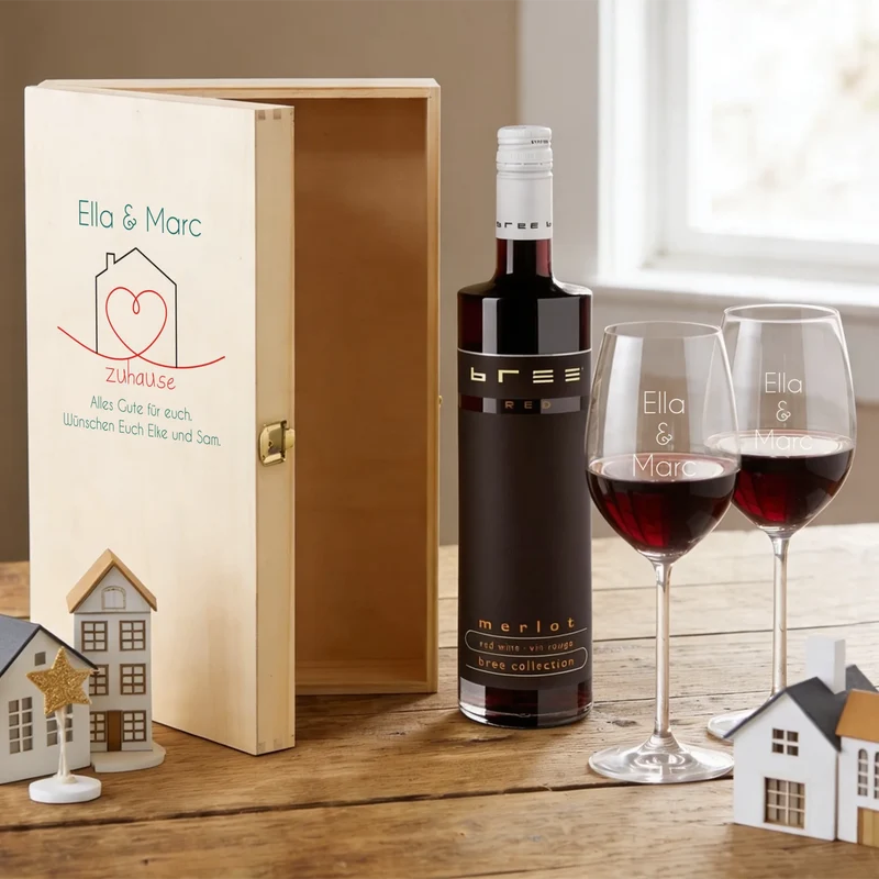 Personalisiertes Bree-Weinset zum Einzug mit Holzkiste und Gläsern