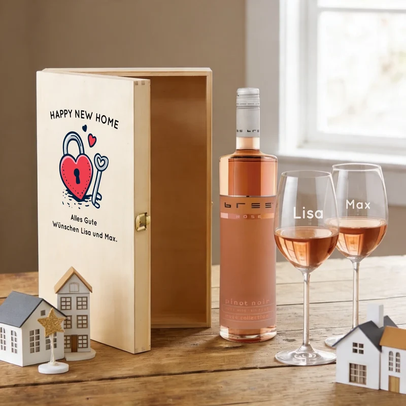 Bree-Weinset als Geschenk zum Einzug mit bedruckter Holzkiste und gravierten Gläsern