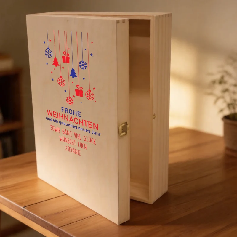Weingeschenk mit BREE Wein, gravierten Gläsern und bedruckter Holzkiste zu Weihnachten
