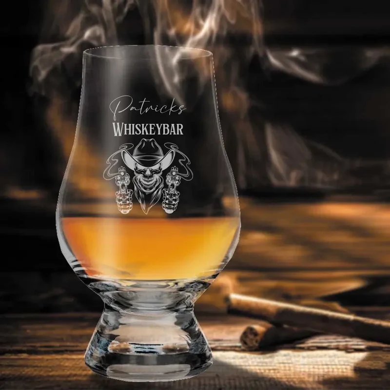 Whiskyglas Glencairn Nosinglas mit Gravur Totenkopf, Name und Spruch