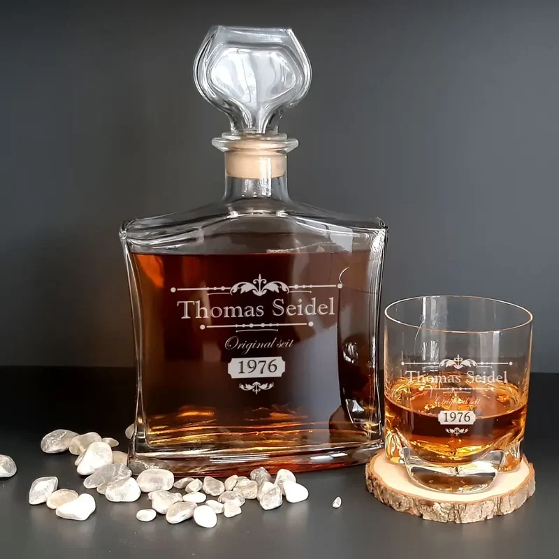 Whiskykaraffe und Whiskygläser in Holzkiste mit individueller Gravur