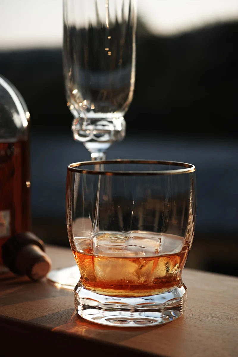 DELPHI Whisky Becher 99 mm (rundlich) - klares Glas, Flächenschliff, Eckenschliff, Goldrand