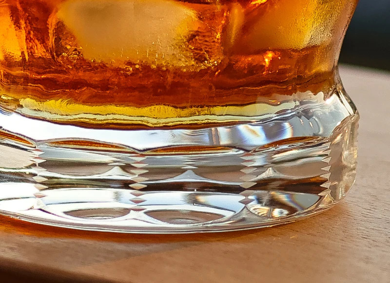 DELPHI Whisky Becher 99 mm (rundlich) - klares Glas, Flächenschliff, Eckenschliff, Goldrand